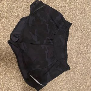 Lululemon Hotty Hot Low Rise 2.5”
